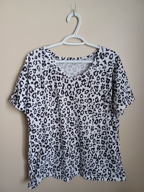 Women's Size XL White And Black Leopard Print V-neck T-Shirt Top